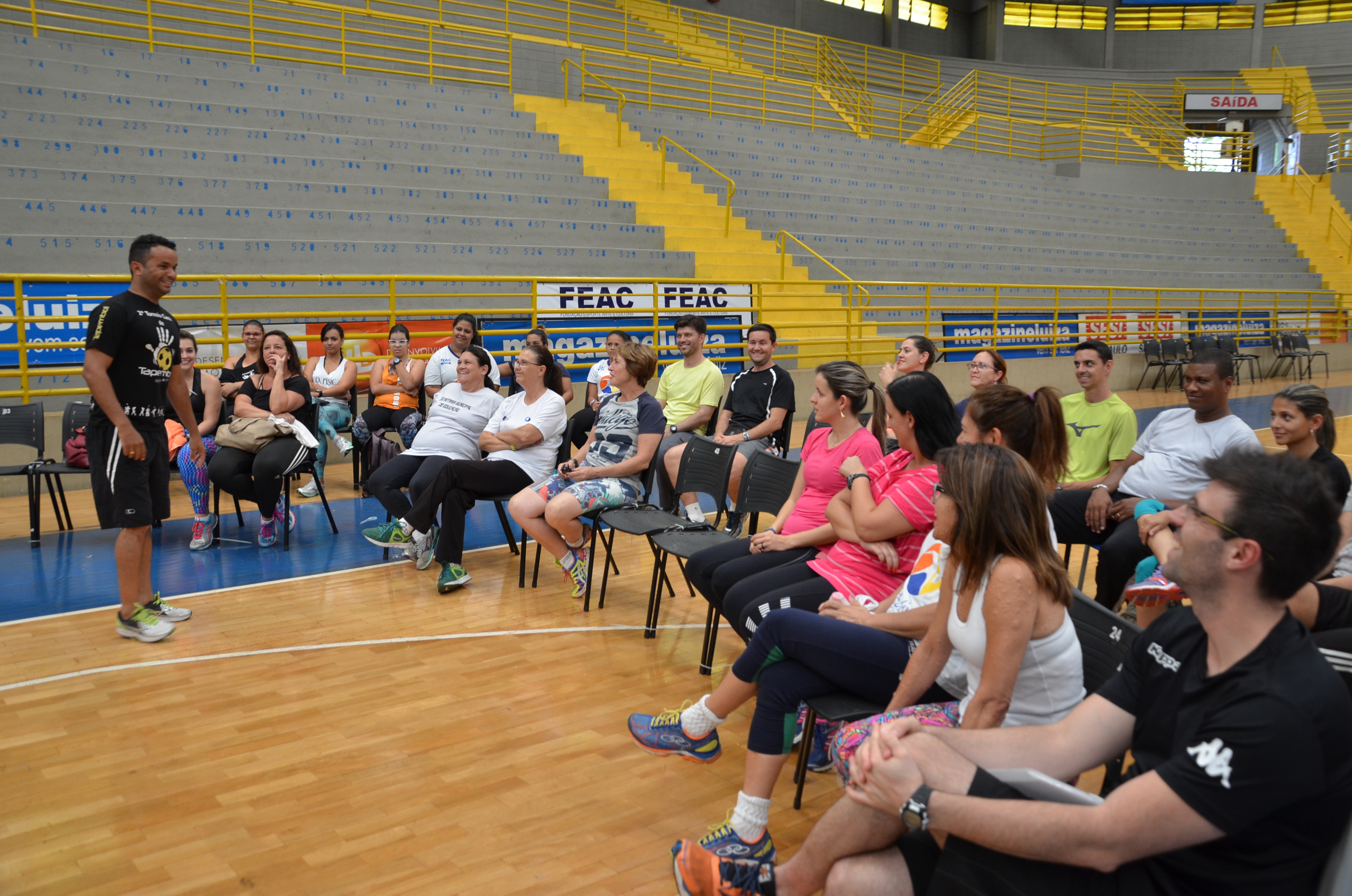 Educadores assistem a palestra de capacitação (Foto: Prefeitura de Franca)